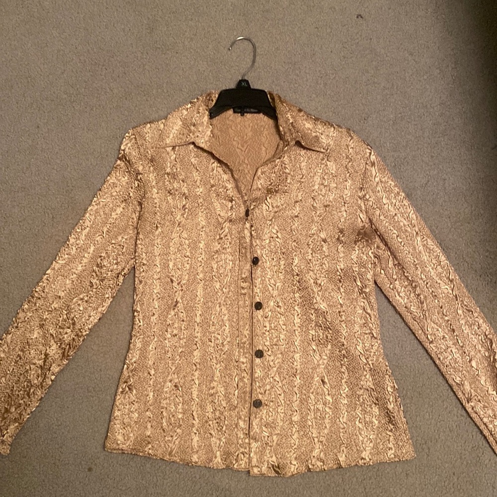 Essentials by Milano size S women’s button up blouse. Silky and textured.